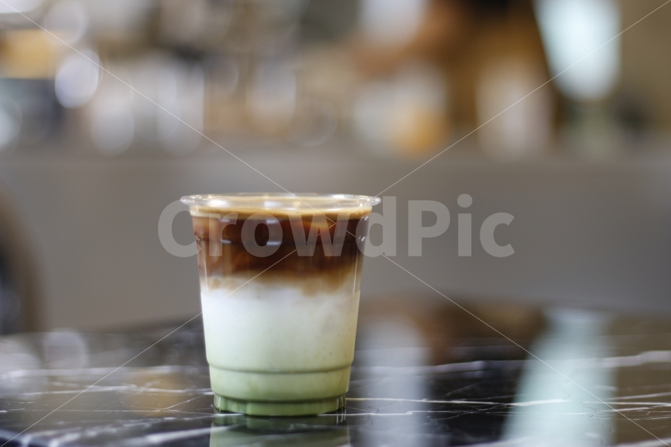커피,우유,녹차,카페,디저트,음료,음식,그린티,라떼,카페라떼,플랫화이트,그린티라떼,플랫그린티라떼,플랫,테이블,대리석,바,인테리어,커피,카페,coffee,cafe