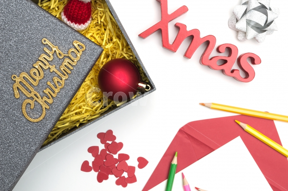 메리크리스마스,크리스마스,상자,볼,모자,리본,크리스마스카드,선물상자,선물,이벤트,성탄절,오브젝트,하트장식,컨셉트,콘셉,콘셉트,스튜디오,실내,성탄,기념,기념일,휴일,소품,장식,장식품,겨울,누끼,시즌,인테리어,디자인,하트,데코레이션,잔치,축제,파티,배경,이미지,배경이미지,흰배경,흰색,화이트,필기도구,문구,글씨,펜,엽서,색연필,노란색,옐로우,포장,포장재료,글자,크리스마스볼,뚜껑,산타모자,산타,merrychristmas,xmas,겨울,계절,winter,season,기념일,축하,anniversary,congratulation,celebrate,celebration,메리크리스마스,성탄절,merry christmas,사물,물건,오브젝트,thing,object,matter,연출,컨셉,콘셉,direction,concept,누끼,remove background