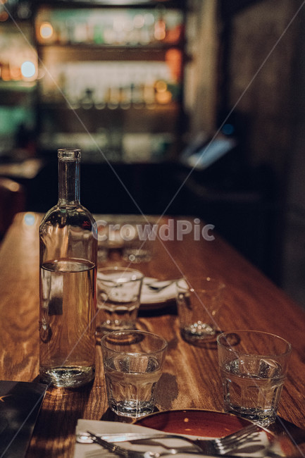 물잔,분위기,테이블,식당,소주,선술집,감성,아련함,추억,외로움,유리,water,waterglasses,glass,table,restaurant,pub,음료수,drink,beverage