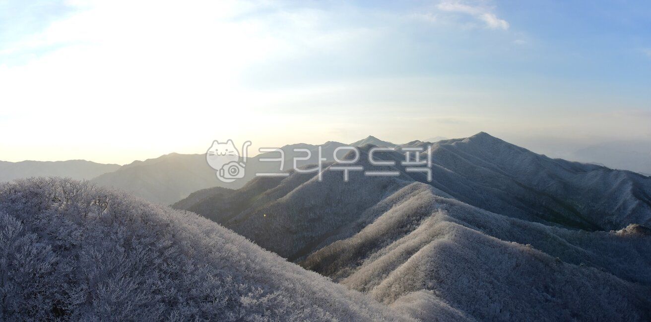 blue sky,snow scene,winter,scenery,mountain,winter mountain,season,snow flowers,minjoojisan,nature,blizzard,sanggodae,frost flowers,frozen,tree branches,snow,background,winter trees,landscape,wind