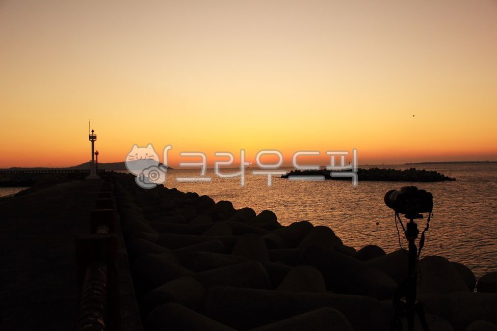 breakwater,dusky,Lighthouse,loneliness,beautiful,filming,ocean,background,sunset,go out,dawn,camera