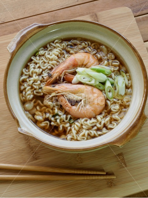 라면,새우라면,새우,한국음식,식품,한식,한국문화,한국,배경,음식문화,웰빙,문화,아시아,아시아음식,전통,음식,요리,면요리,국물,파,음식,식재료,요리,food,cook,meal,dishes,food reserves,면류,면요리,noodles