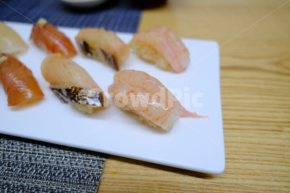스시,초밥,단새우초밥,새우초밥,새우,음식,요리,식사,접시,음식,식재료,요리,food,cook,meal,dishes,food reserves,일식,일본음식,일본요리,Japanese food,Japanese dishes,Japanese meal,Japanese cook