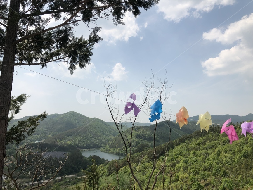 바람개비,바람,하늘,구름,산,나무