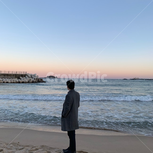 해안,노을,바닷가,남자뒷모습,추억,사람,인물,인간,human,person,남성,남자,man,male