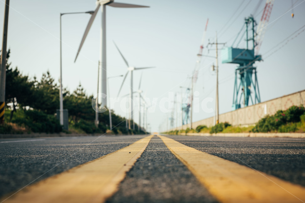 도로,풍력발전기,직선도로,도로위,중앙선,windpowergenerator,road,산업,industry,industrial,에너지산업,energy industry,교통,교통수단,traffic,transportation