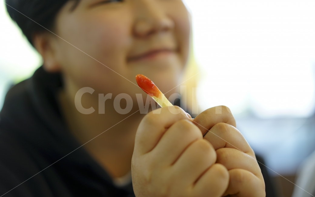 감자튀김,미소,행복,패스트푸드,촛불,손,표정,순수,기쁨,감자,감튀,일상,사람,인물,인간,human,person,신체일부,몸,body,감정표현,기분,feeling,emotion,음식,식재료,요리,food,cook,meal,dishes,food reserves