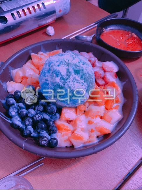 blueberry,fruit,strawberry,cream,mango,icecream,shaved ice,ice cream,dessert,Red bean shaved ice,Blueberries,ice shaved ice