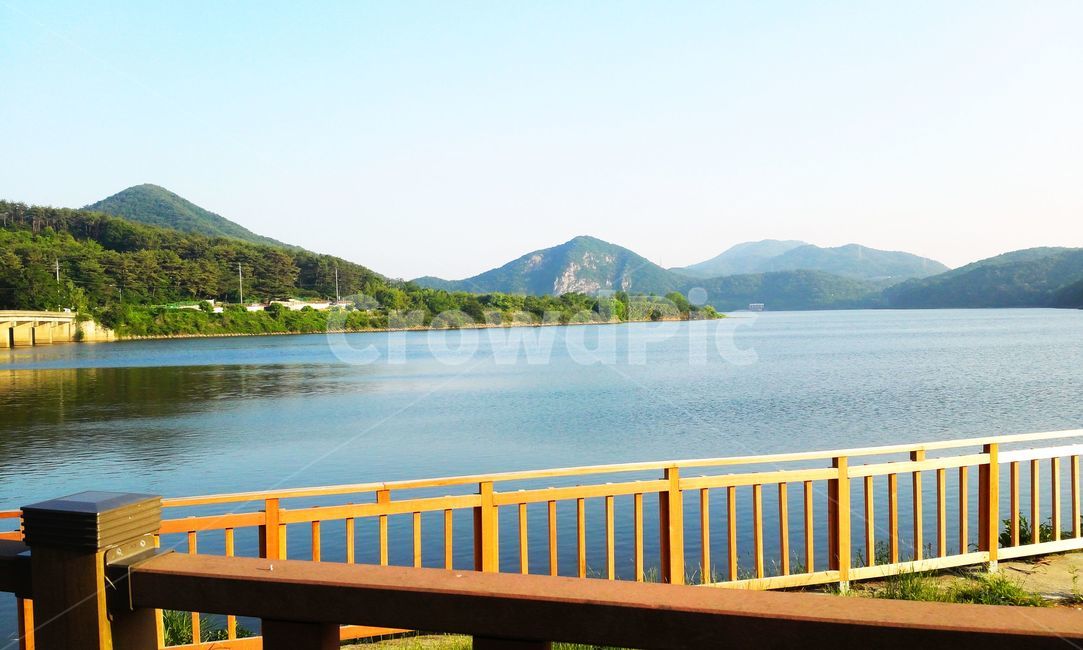 저수지,경치,가을,맑은하늘,산,자연,풍경,nature,landscape,handrail,난간,banister,railing,water,물