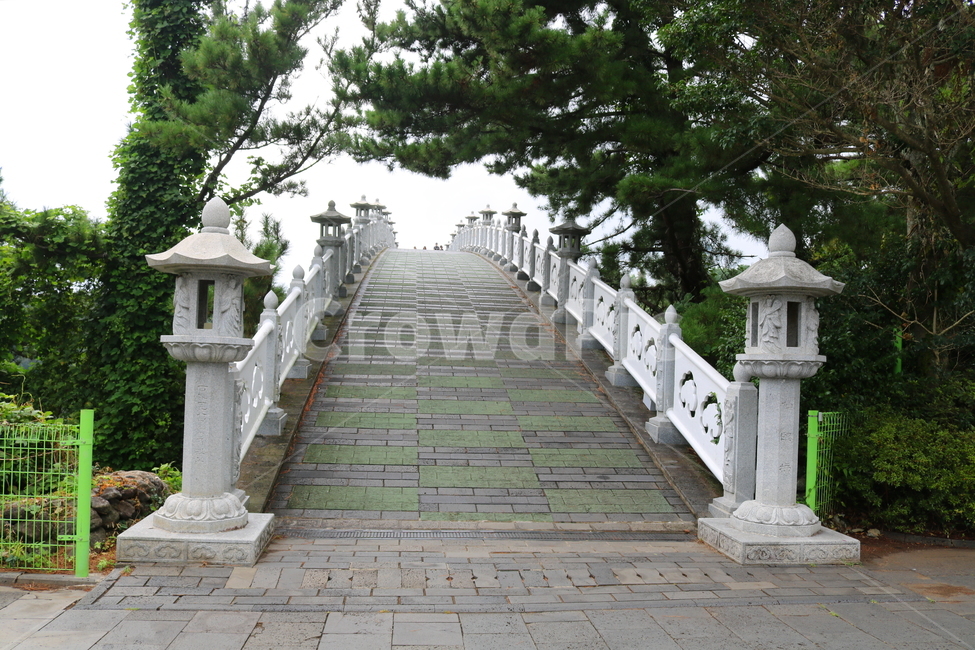 천제연폭포,선임교,오작교,칠선녀조각상,다리,철교,제주도,서귀포시,나무,건축물,건물외관,exterior,building,structure,architecture,construction