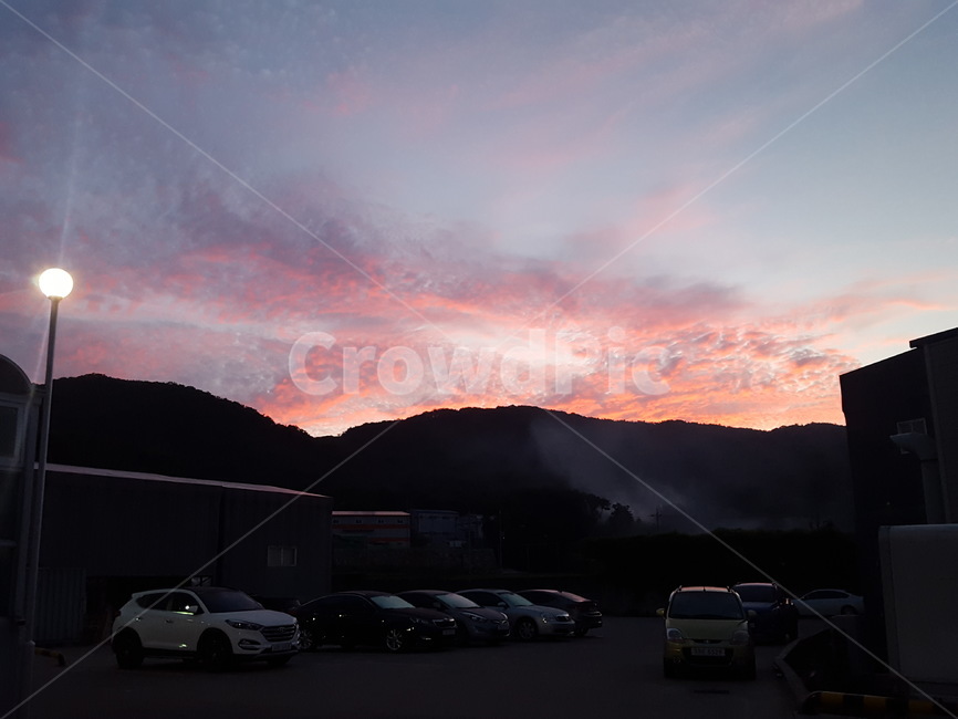 석양,분홍색구름,핑크색구름,주황색구름,노을진하늘,노을,노을진구름,노을색구름,노을하늘,자연,풍경,nature,landscape,vehicle,차량,transportation,교통,automobile,자동차,car,차,outdoors,옥외