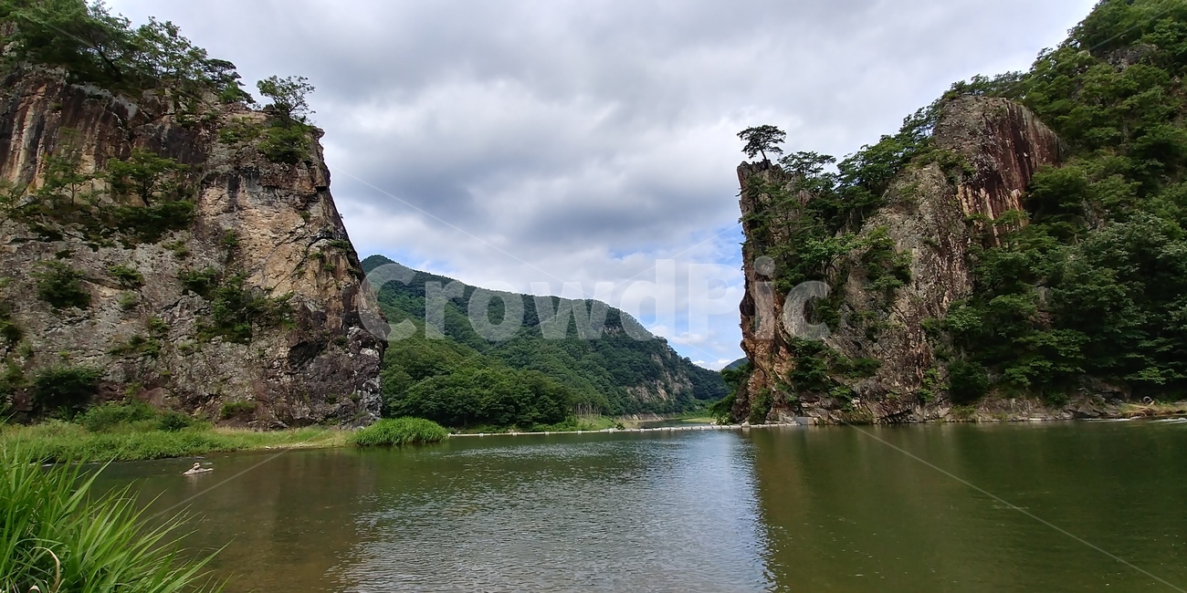 죽도폭포,진안죽도,병풍바위,인공폭파,자연훼손,용담댐최상류,자연,풍경,nature,landscape,한국자연풍경,한국자연경관,korea nature landscape,outdoors,옥외,cliff,낭떠러지,water,물,promontory,곶