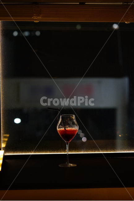 칵테일,분위기,감성사진,빨강,레드,red,딸기,창가,창,알콜,데이트,컵,잔,기념일,축하,anniversary,congratulation,celebrate,celebration,술,주류,alcohol