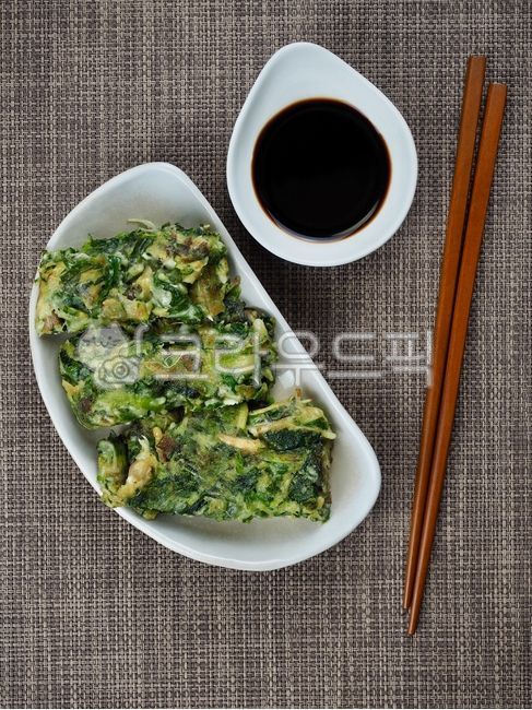 나물,나물부침개,간장,한식,부침개,파전,채소부침개,한국음식,음식,요리,채소,혼합,전,koreanpancake,pajeon,koreanfood,food,cooking,vegetable,젓가락