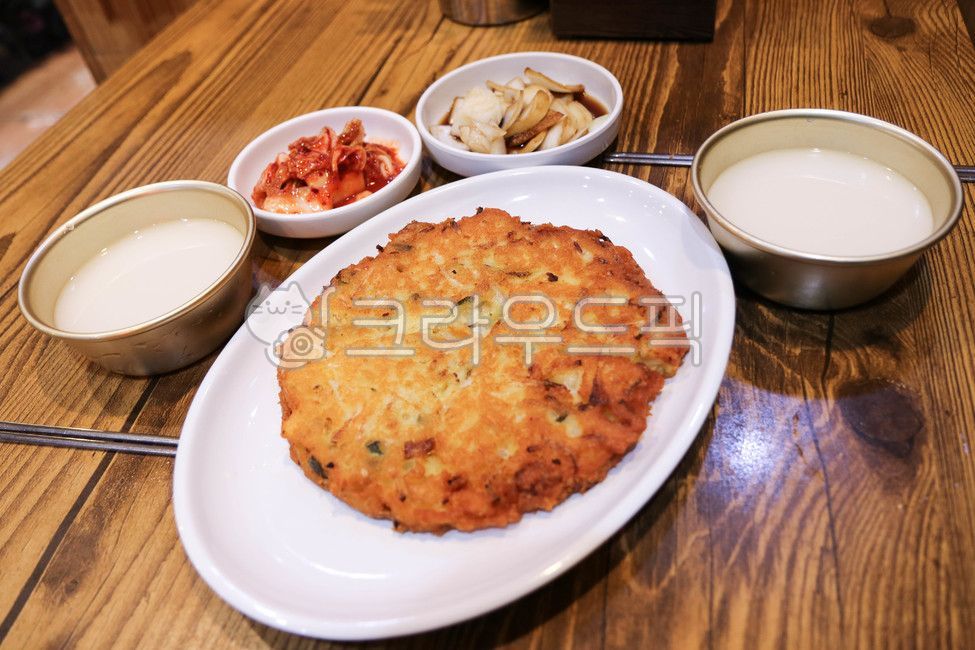 Gwangjang Market,alcohol,Bindaetteok,glass,Takju,kimchi,snack,Pajeon,Makgeolli,restaurant,chopsticks,Korean,green gram,food,Gokju,drinking table,table