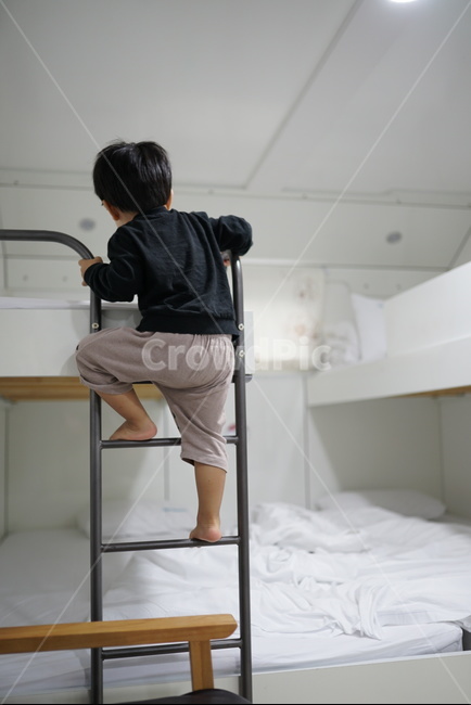 사다리,캠핑카’,뒷모습,어린이,2층침대,열심히,오르기,사람,인물,인간,human,person,어린이,어린아이,child,children,kid