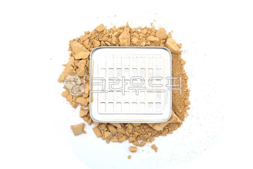 powder,파우더,메이크업파우더,메이크업,텍스쳐,화장품질감,팩트,팩트파우더,팩트깨진,깨진화장품,화장품,깨진,파손,부서짐,brake,broken,파우더가루,가루,산산조각,파괴,무너짐,연출,컨셉