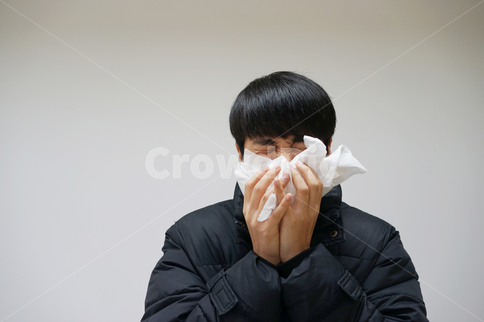 휴지,기침,재채기,감기,코감기,미세먼지,질병,콧물,이비인후과,남성,남자,청년,아픔,겨울,계절,winter,season,사람,인물,인간,human,person,남성,남자,man,male,건강,헬스웨어,헬스케어,healthware,health care