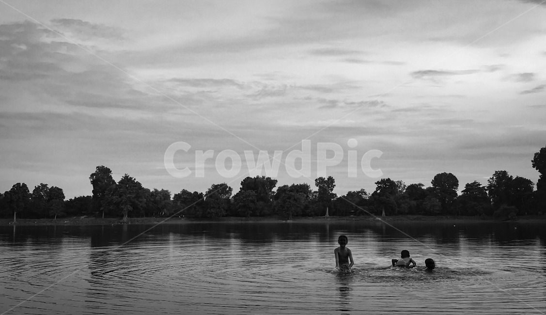 캄보디아,앙코르,수영,강가,강변,자연,아이들,물,흑백,모노톤,monochrome,black and white