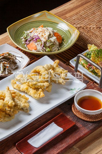 미꾸라지,추어,미꾸라지튀김,튀김,추어튀김,미꾸라지요리,별미,특식,건강식,영양식,튀김요리,물고기튀김,물고기,민물고기튀김,나무트레이,원목트레이,라탄,접시받침,소스,물수건받침,대나무받침,튀김소스,미꾸라지튀김소스,추어튀김소스,추어요리,한국음식,음식,식당,식사,전통음식,한국전통음식,음식,식재료,요리,food,cook,meal,dishes,food reserves