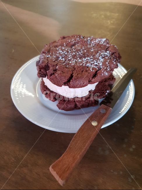 초코,초코쿠키,칼,knife,나이프,갈색칼,갈색손잡이칼,아이스크림,딸기,딸기아이스크림,사기접시,접시,도자기,갈색테이블,테이블,table,쿠키,디저트,카페,cafe,음식,식재료,요리,food,cook,meal,dishes,food reserves,디저트,간식,후식,dessert,snack