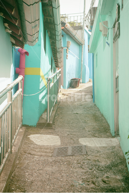 거리,골목,마을,road,city,urban,street,village,town,풍경,landscape,건물,건축물,building,structure,도시,풍경,city,landscape,한국도시풍경,한국도시경관,korea cityscape,골목길,alley,banister,난간,handrail,railing,flagstone,판석,path,통로,walkway,보도