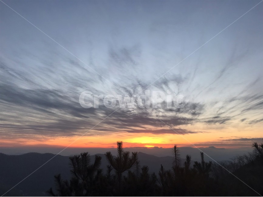 일출,해,하늘,구름,산,나무,소나무,능선,자연,자연,풍경,nature,landscape,outdoors,옥외,dusk,황혼,sunset,일몰,dawn,새벽,sky,red sky,붉은 하늘