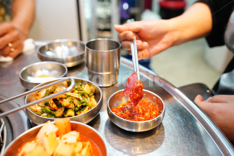 육사시미,고기,육류,육식,육회,소고기,안주,먹방,먹거리,안주거리,음식,술자리,색감,사람,인물,인간,human,person,신체일부,몸,body,음식,식재료,요리,food,cook,meal,dishes,food reserves,육류,고기,meat