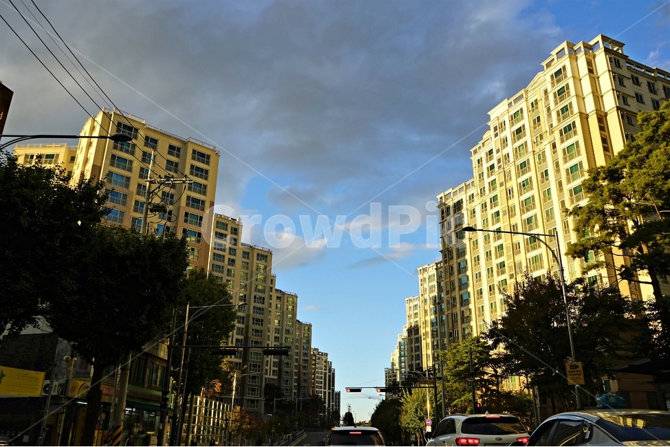 아파트,건물,주거,하늘,구름,석양,햇빛,apartment,sky,cloud,재개발,재건축,투자,투기,건축물,고층건물,urban,town,주거시설,고층아파트,배경,건축,부동산,건설,도시,풍경,city,landscape,한국도시풍경,한국도시경관,korea cityscape,road,도로,asphalt,아스팔트