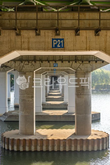 Seonyu Bridge,Bridge,Under the Bridge,Han River,Han River Bridge,Bridge,Water,River