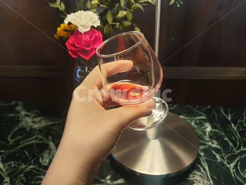 와인,꽃,손,조명,조화,붉은색,빛,빨간색,분위기좋은,바,나무,잔,와인잔,미니와인잔,그림자,컵,음료,술,갈색,녹색