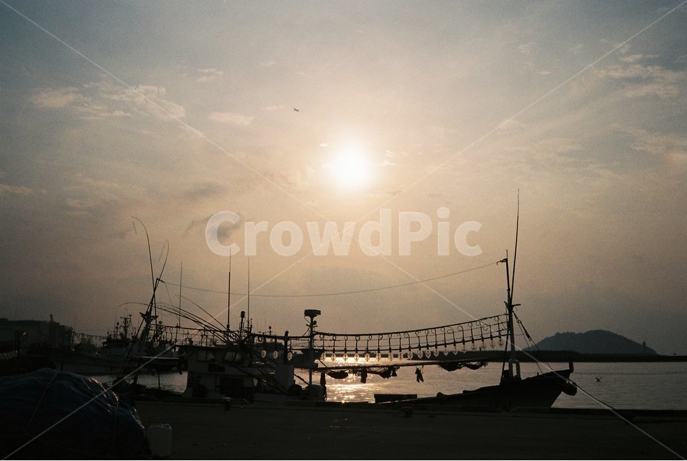 역광,부둣가,석양,항구,노을,배,바다,바닷가,햇살,고기잡이,sunset,ship,sea,sunlight