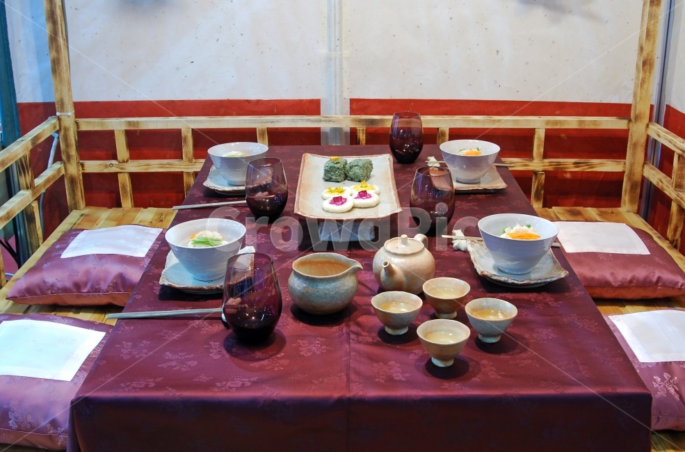 다과상,상,식탁,한식,떡,전통,한국,한국전통,차,전통차,음식,주전자,다기,고급,고급스런,식사,방석,밥,상차림,한국전통,한국문화,korean traditional,korean culture,음료수,drink,beverage