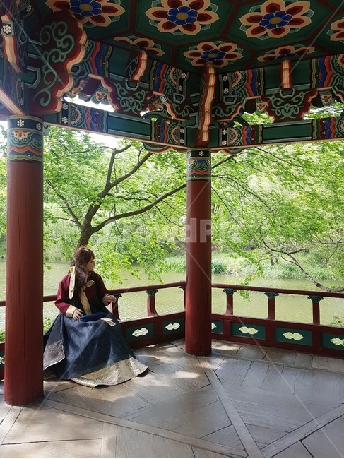 한복,여자한복,전통옷,민속촌,여자,한복,한국전통의상,hanbok,korean traditional clothes,사람,인물,인간,human,person,여성,여자,woman,female,lady