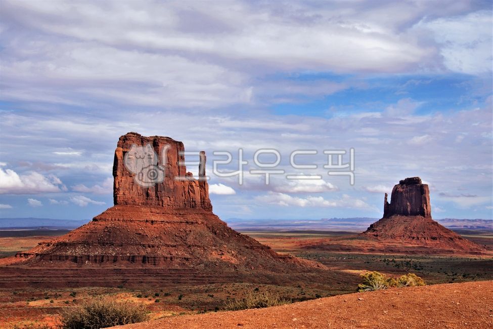 sky,USA,highlands,Amazing Rock,Vast panoramic view,cloud,huge rock,American landscape,American desert,Monument Valley scenery,Monument Valley,western usa,sky scenery,cloud scenery