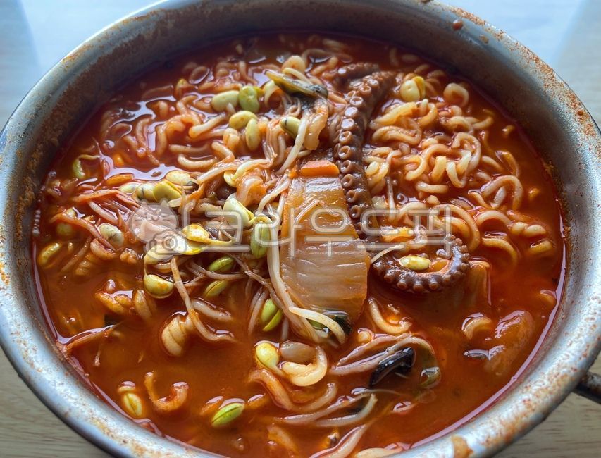 해물짬뽕라면,짬뽕라면,짬뽕,해물짬뽕,해물라면,라면,면요리,면류,면빨,면,얼큰한,해장라면,해장,야채,채소,콩나물,낙지,냄비,음식,요리,식사,매콤한,매콤,매운음식,매운요리,한식,해물,한국음식,한국요리,국물,식재료,dish,meal,food,cook,koreanfood,야식,seafood