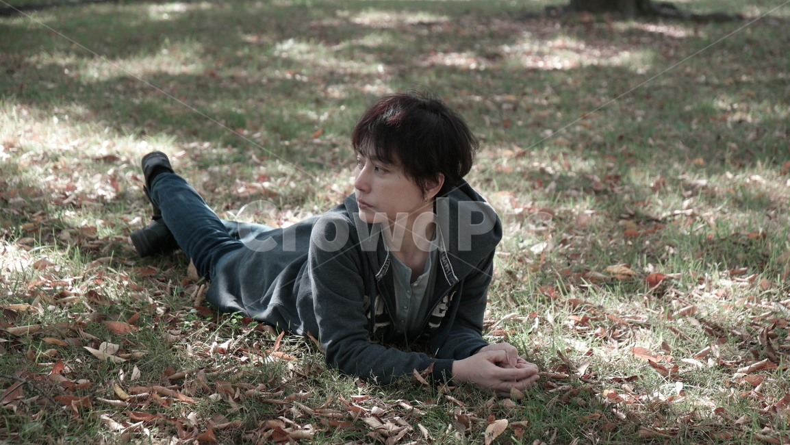 모델,숲,여성,여자,얼굴,가을,계절,fall,autumn,season,사람,인물,인간,human,person,여성,여자,woman,female,lady,ground,바닥,pants,바지