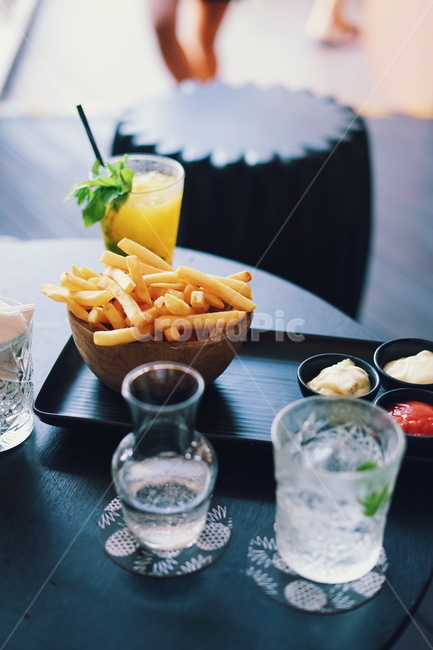 라운지,lounge,감자튀김,프렌치프라이,fries,chips,진토닉,gintonic,칵테일,안주,휴가,vacation,여유,relaxed,relaxation,allnighter