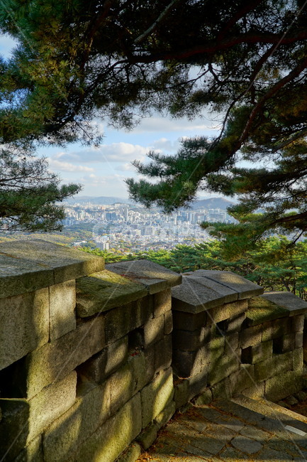 한양도성,한양도성길,순성,순성길,한양도성순성,가을,단풍,나무,성벽,자연,한국,한국적인,서울,코리아,seoul,korea,한국문화,한국전통,전통,문화,전통문화,문화재,유적,유적지,한국문화재,조선,조선왕조,풍경,landscape,autumn,fall,tree,castle,캐슬,하늘,구름,sky,cloud,도시,대도시,city,건물,빌딩,building,scenery,scene,view,한국자연,nature,경치,도시,풍경,city,landscape,한국도시풍경,한국도시경관,korea cityscape,한국전통,한국문화,korean traditional,korean culture,건축물,건물외관,exterior,building,structure,architecture,construction,bunker,벙커,slate,슬레이트