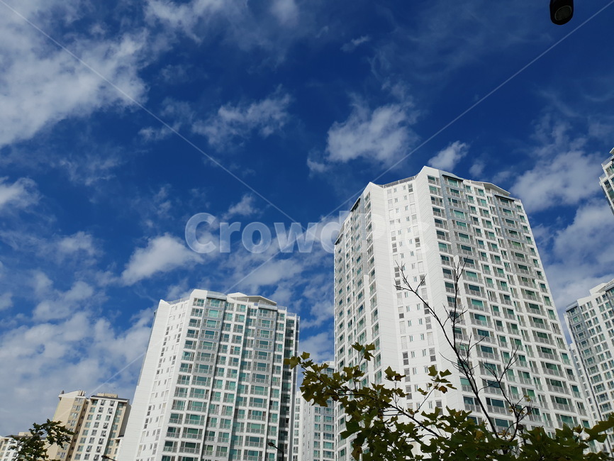 하늘,가을하늘,구름,길거리,맑은하늘,아파트,청명함,건축물,건물외관,exterior,building,structure,architecture,construction