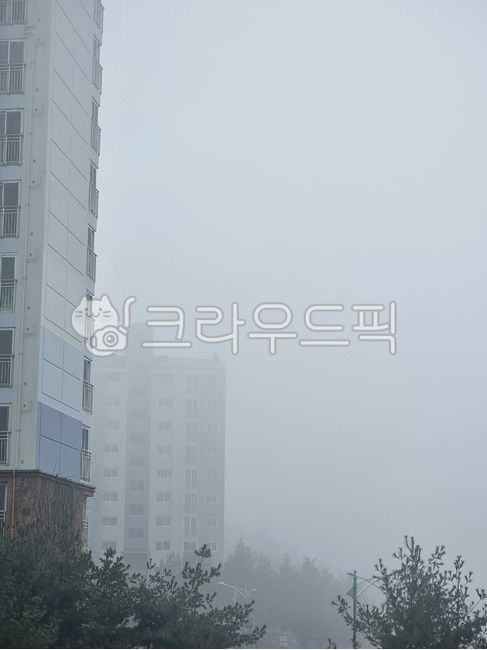 스모그,대기,공기,뿌연,뿌옇다,오염,공기오염,대기오염,미세먼지,초미세먼지,황사,환경,환경문제,도시,야외,smog,air,hazy,pollution,airpollution,finedust,ultrafinedust,yellowdust,environmental,environmentalproblems,urban,outdoor,apartment,building,nature,자연,outdoors,옥외,weather,날씨,fog,안개