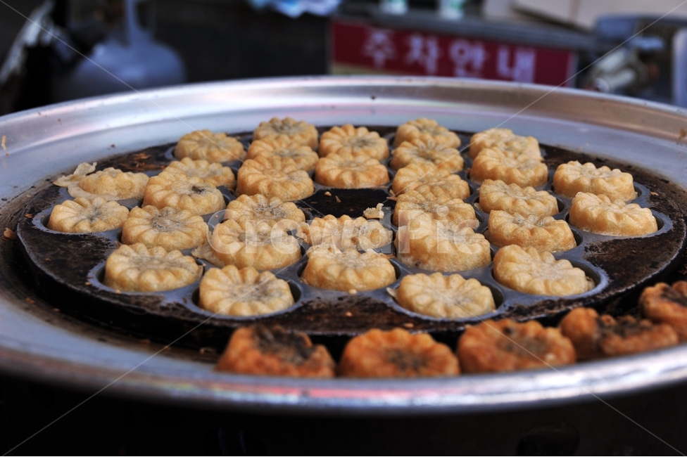 국화빵,국화모양,재래시장,전통시장,간식,밀가루음식,탄수화물,음식,식재료,요리,food,cook,meal,dishes,food reserves,한식,한국음식,한국요리,korean food,korean dishes,korean meal,korean cook,디저트,간식,후식,dessert,snack