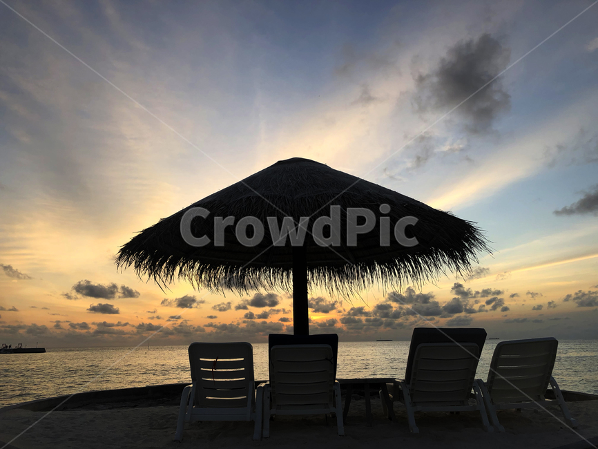 몰디브,maldives,휴양지,섬,island,노을,sunset,women,하늘,sky,구름,cloud,colorful,자연,nature,바다,해변,sea,beach,seaside,실루엣,silhouette,로맨틱,romantic,outdoors,옥외,여행,휴가,traveling,vacation,trip,ocean,물,해안선,coast,대양,water,의자,휴식,rest,view,허니문,신혼여행,honeymoon,chair,방갈로,bungalow,파라솔,parasol,황혼