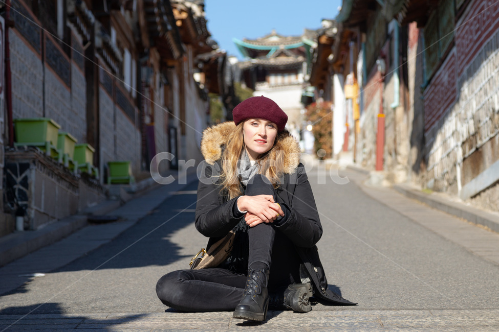 금발,여자,외국인,백인,여행자,여행,의복,의류,패션,모자,hat,traveler,한국전통,건물,apparel,clothing,사람,인물,인간,풍경,한옥마을,북촌,한옥,여성,koreantradition,female,koreanculture,human,blondhair,travel,building,도시,서울,city,seoul,bukchon,white,사람,인물,인간,human,person,여성,여자,woman,female,lady