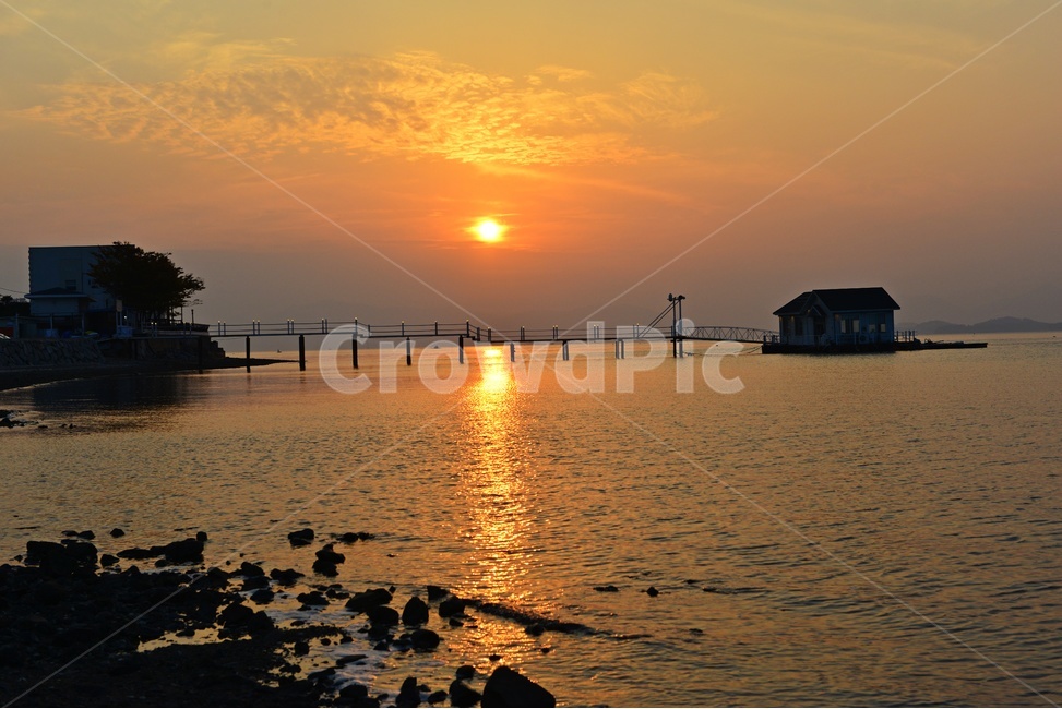 sky,Gyeongnam,red sky,nature,Silan Cafe Sunset,Seonsangsilan Cafe,Dusk,water,Silan Cafe,Beach,sunlight,ocean,outdoors,sunset,waterfront,Sacheon