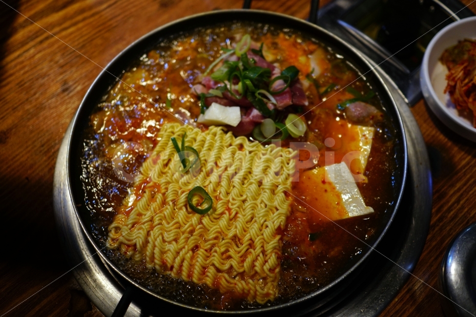 김치찌개,라면,두부,국물,음식,식사,한식,요리,조리,야채,양념,파,지글지글,보글보글,레시피,recipe,cook,noodle,meal,food,soup,vegetable,korea,한국,한국요리,한국적,한국적인,한국의,식당,버큼,얼큰한,얼큰하다,매운,맵다,이열치열,맛있다,맛있는,맛집,kimchi,음식,식재료,요리,food,cook,meal,dishes,food reserves,면류,면요리,noodles,한식,한국음식,한국요리,korean food,korean dishes,korean meal,korean cook