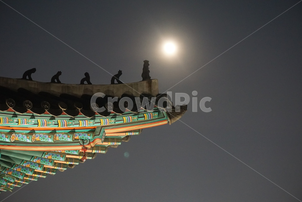 잡상,처마,달,어처구니,야간,덕수궁,달빛,서유기,야경,밤,풍경,nightscape,night,landscape,한국전통,한국문화,korean traditional,korean culture,건축물,건물외관,exterior,building,structure,architecture,construction