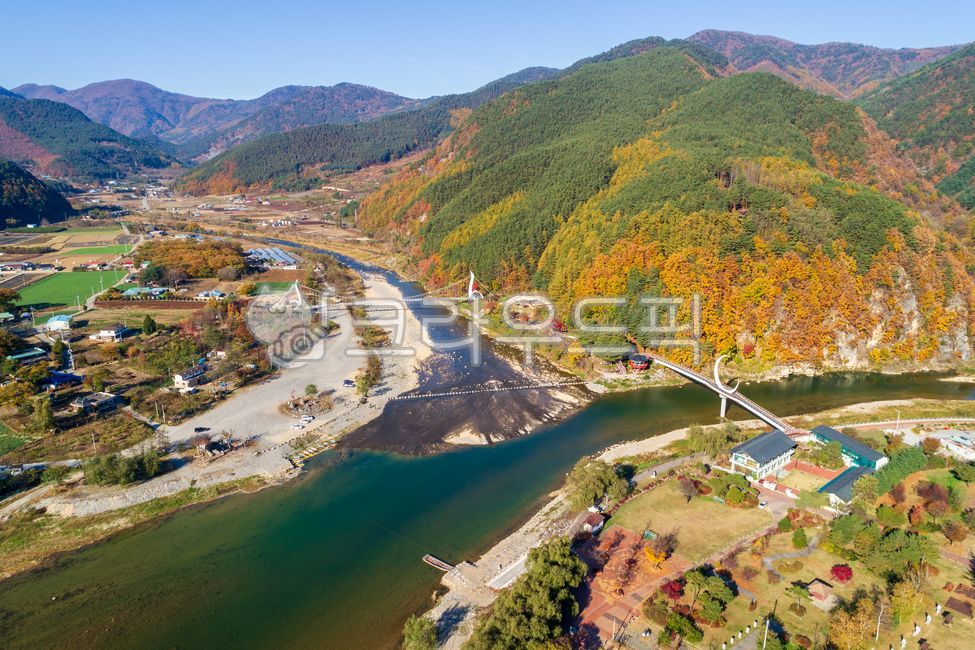 Auraji,Auraji tourist site,Naruteo,Songcheon,Goljicheon,river,water,outdoor,outdoors,scenery,nature,mountain,countryside,bridge,bridges,Gangwon-do,Jeongseon-gun,Jeongseon,autumn,maple,mountain range,village