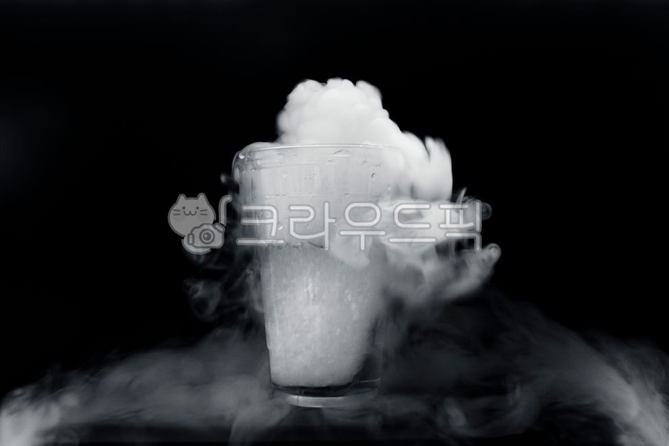dry ice,cold,white smoke,cooling,cooling,cloud,gloomy,experiment,icicle,carbon dioxide,gas,solid,moisture,fog,water vapor,sublimation,frozen food,moist,moisture,cloudy,science,lump,lumpy,dryice