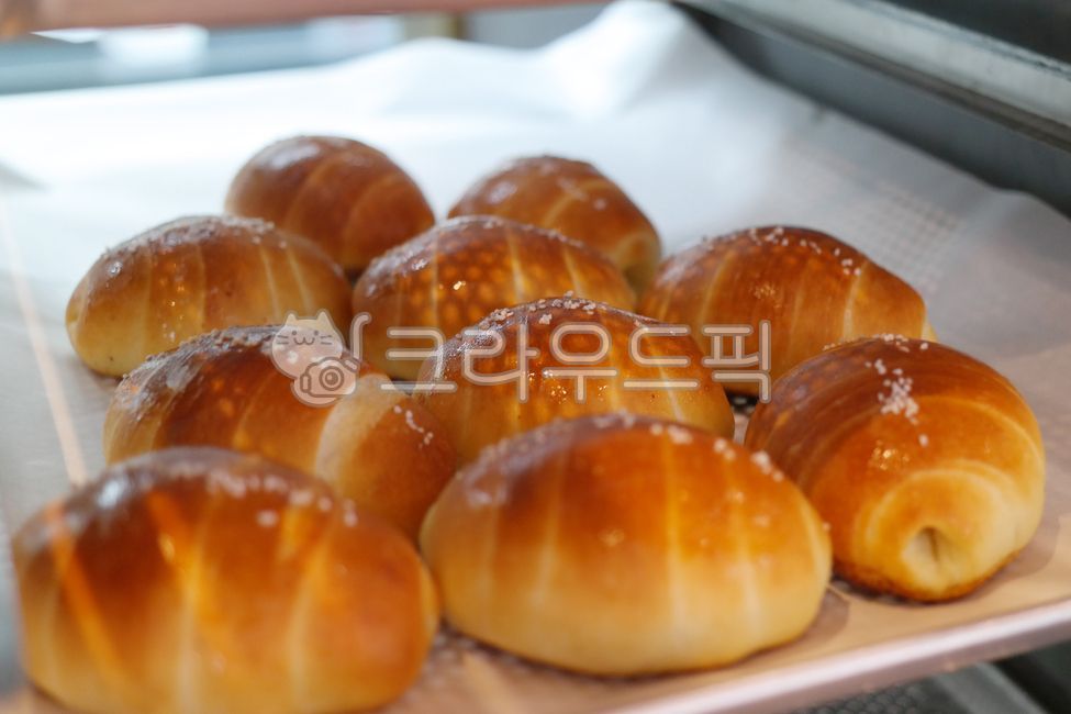 salty,bread,salt,snack,recipe,confectionery,delicious,carbohydrate,food,baking,dessert,flour,braided,bun,cooking,breakfast,salt bread,soft